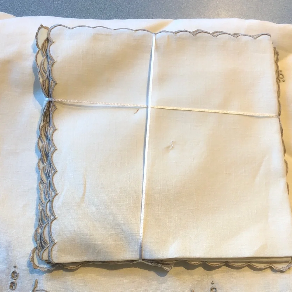 Embroidered Cream Tablecloth and Napkin Set